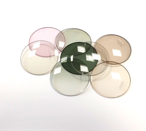 Glaslinsen in verschiedenen Farben